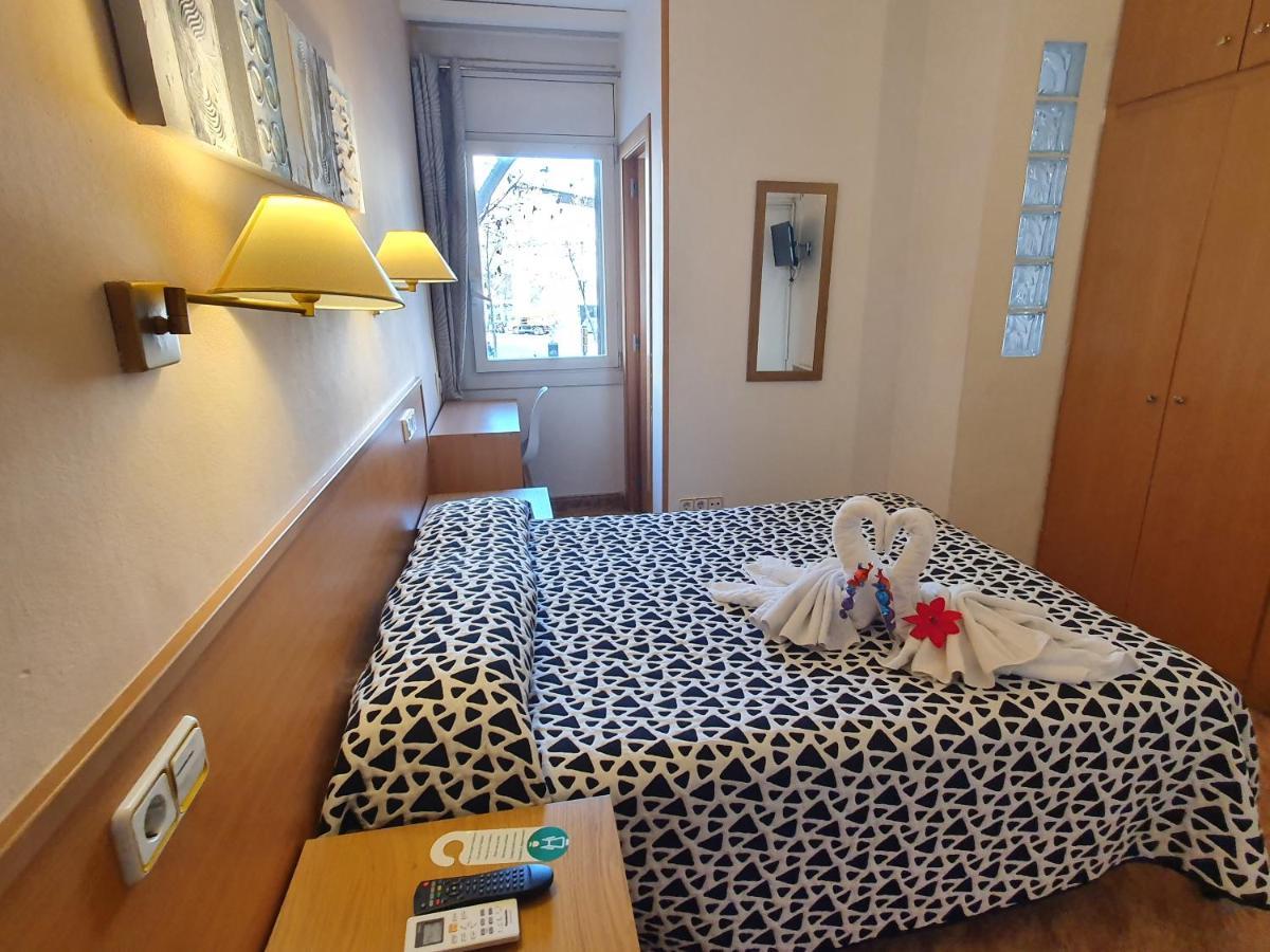 Hostal Rio De Castro Барселона Екстериор снимка