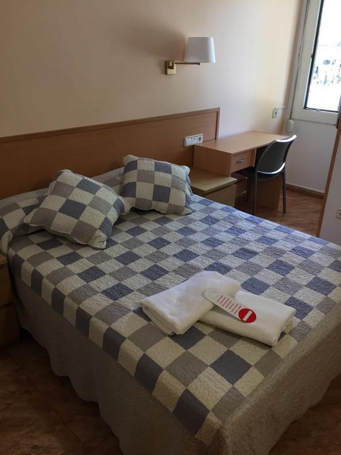 Hostal Rio De Castro Барселона Екстериор снимка